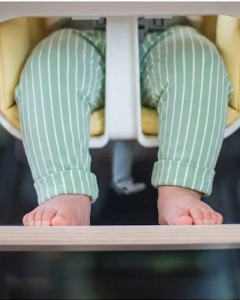 väikelapse jalad toetuvad ikea antilop söögitooli jalatoele