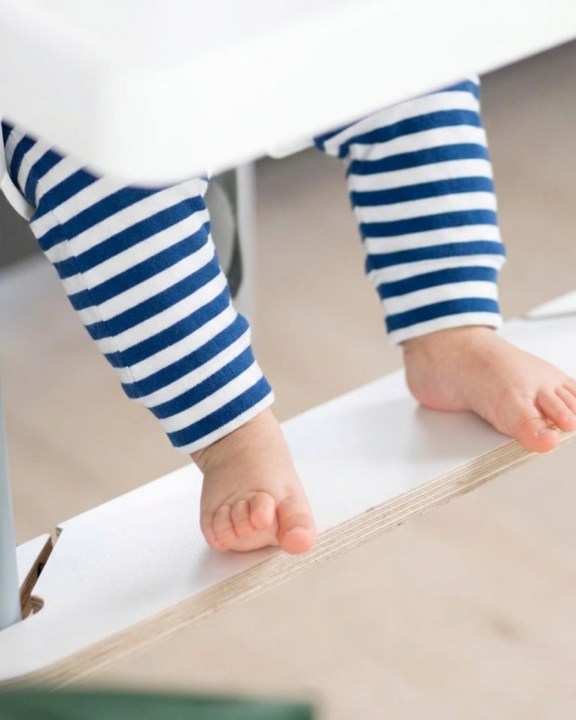 väikelapse jalad toetuvad ikea söögitooli jalatoele