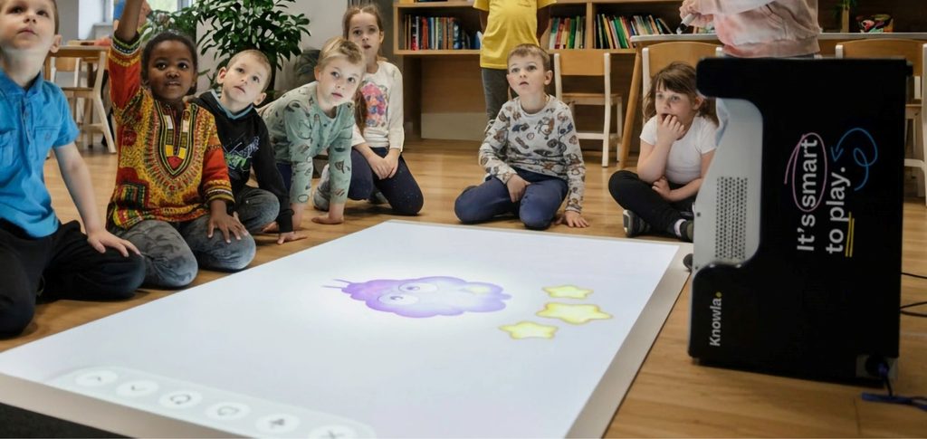 lapsed kasutavad Knowla Box interaktiivset seadet mängimiseks ja õppimiseks